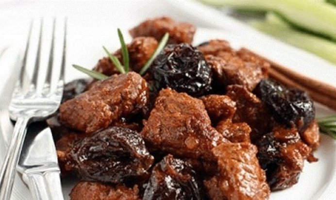 Гуляш из говядины с черносливом