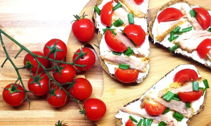 Ржанная брускетта с печенной в горчично-медовом соусе курицей