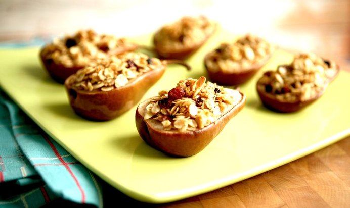 Печеные груши с овсянкой в меду