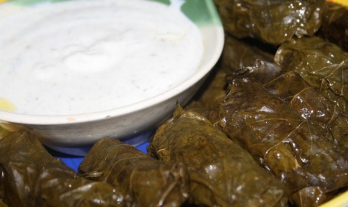 Долма из молодых виноградных листьев с начинкой из смешанного фарша