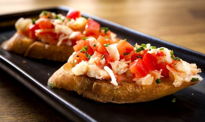 Брускетта с камчатским крабом