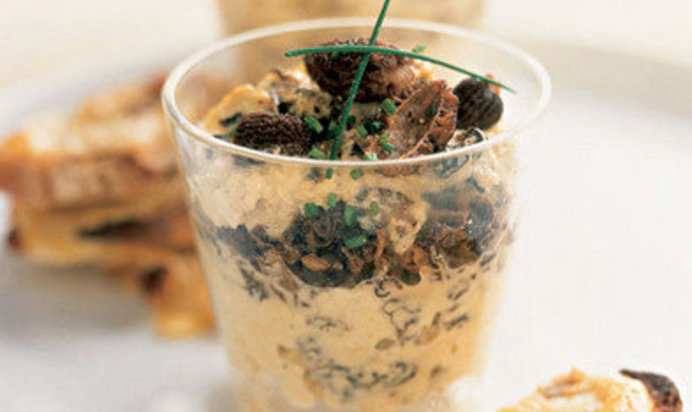 Болтунья с грибами и тостами с сыром бофор