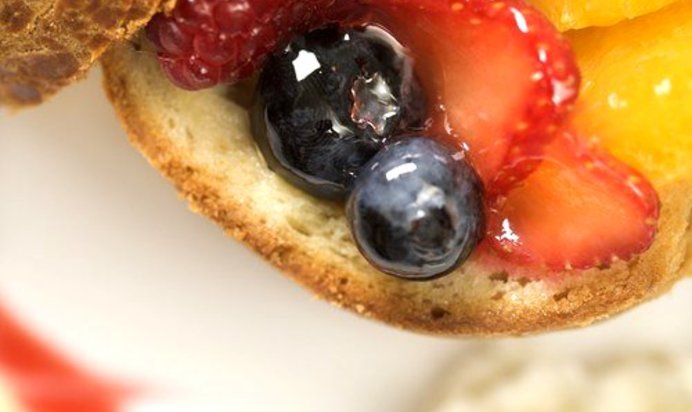 Ломтики белого хлеба с фруктами