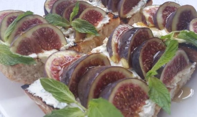 Тосты с мятным сливочным сыром и инжиром