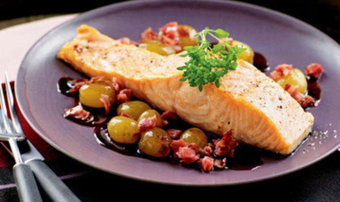 Лосось на гриле с виноградом и панчеттой