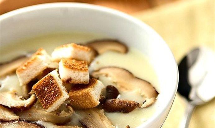 Грибной суп с тостами