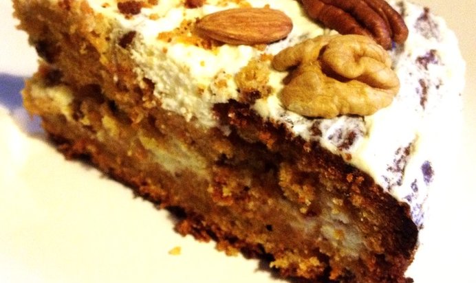 Морковный торт с орехами и кремом из сливочного сыра