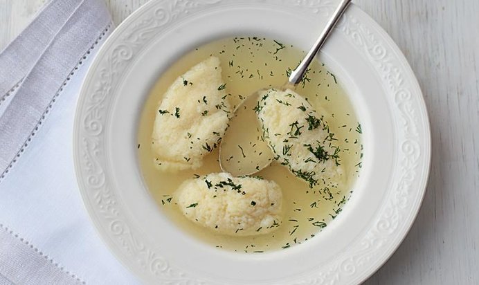 Бульон из цесарки с яичными клецками