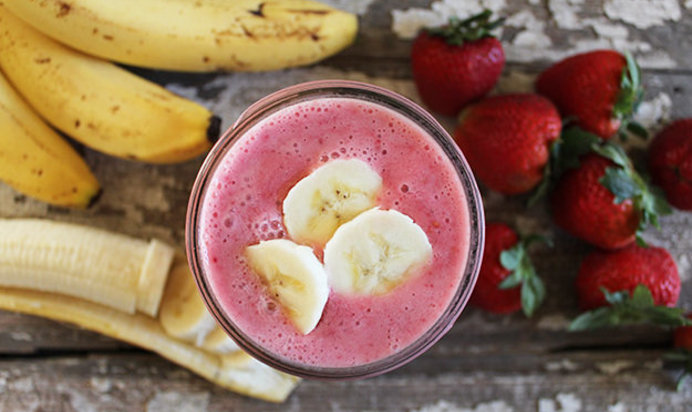 Смузи из ягод и банана на кокосовом молоке
