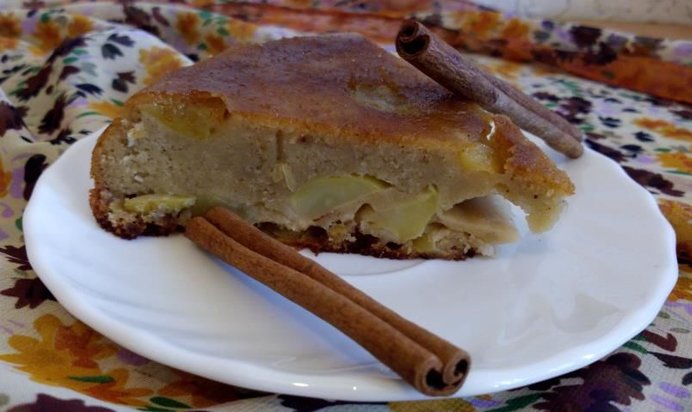 Яблочная шарлотка с пропиткой из грушевого шнапса и меда