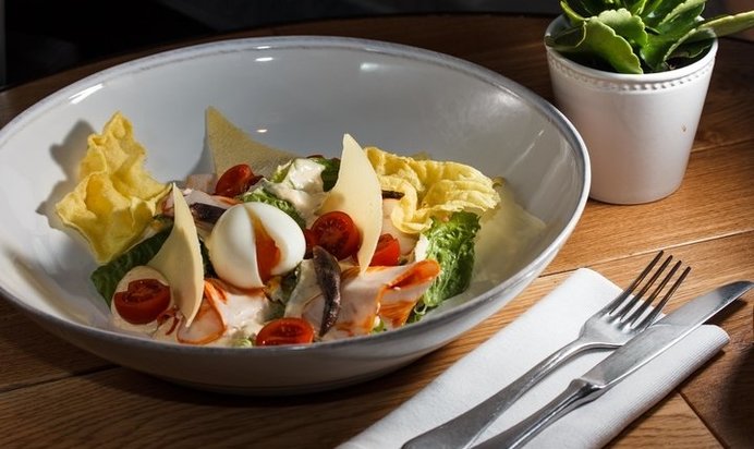 Утренний «Цезарь» с яйцом