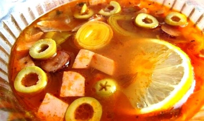 Солянка с копченой курицей