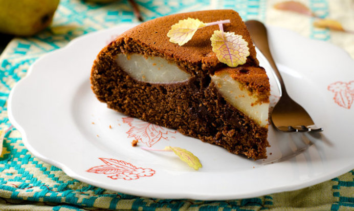 Шоколадная шарлотка с грушей