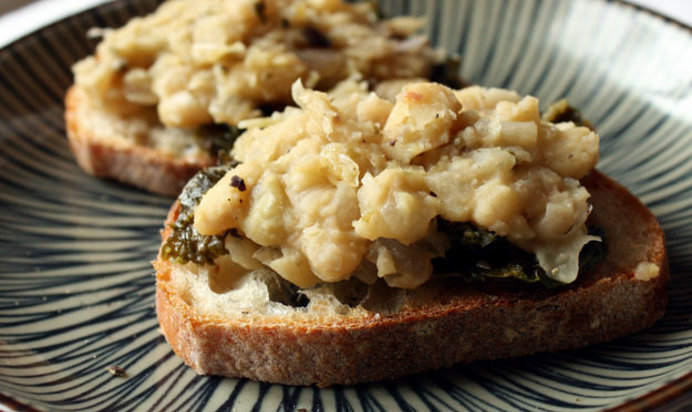 Пикантная брускетта с белой фасолью