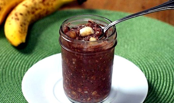 Овсянка в банке с бананом и какао
