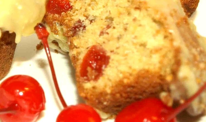 Кекс с сушеной вишней и ганашем из белого шоколада