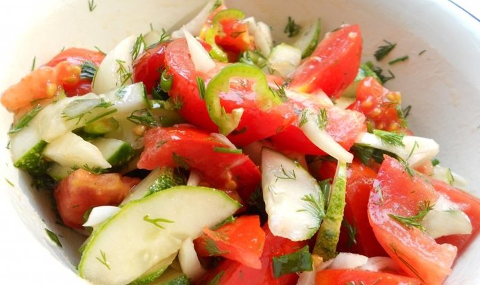 Салат из огурцов, помидоров и острого перца