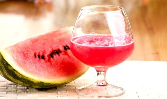 Клюквенно-арбузный пунш с водкой и ликером «Куантро»