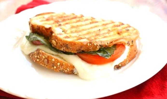 Бутерброд «Капрезе с соусом»