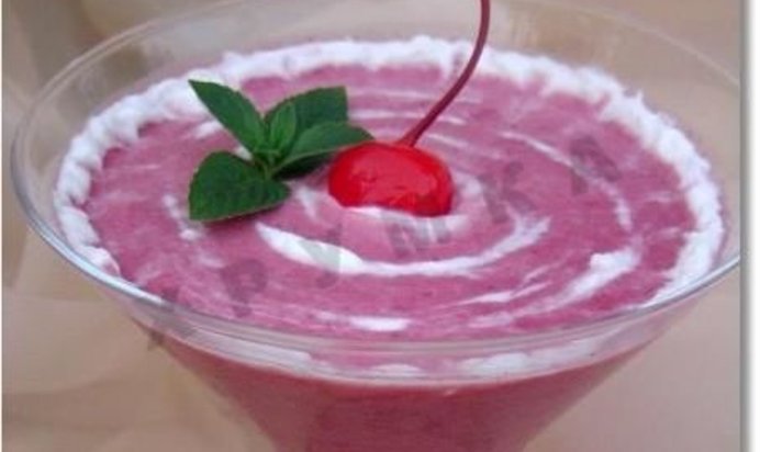 Вишневый смузи с йогуртом и овсяными хлопьями