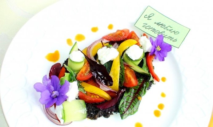 Греческий салат в новом стиле с молодой зеленью