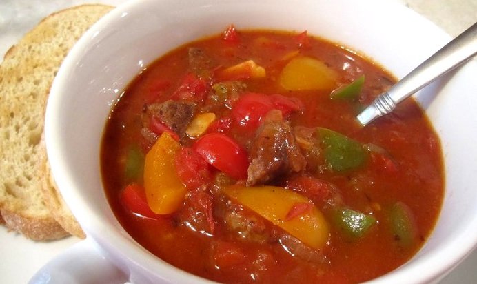 Гуляш из свинины с подливкой