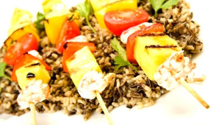 Шашлыки из креветок и ананасов на гриле в соусе терияки с кунжутом