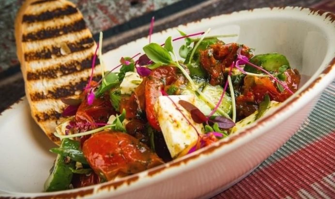 Овощной салат с брынзой и русским Песто