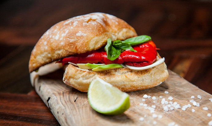 Брускетта с печеным болгарским перцем