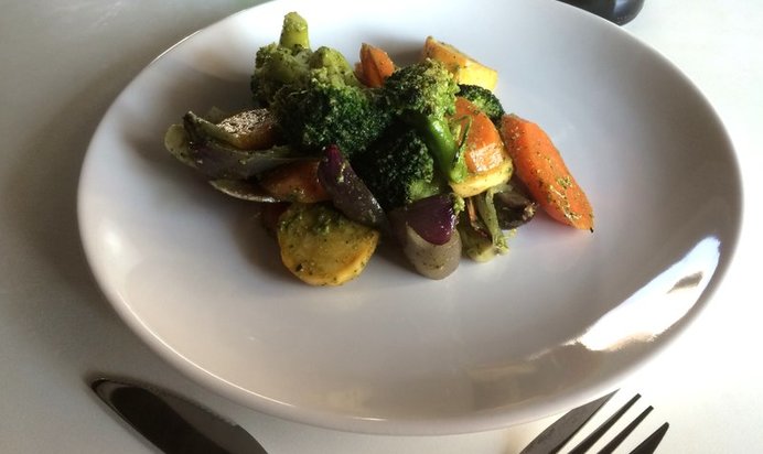 Запечённые овощи под мятно-чесночным соусом