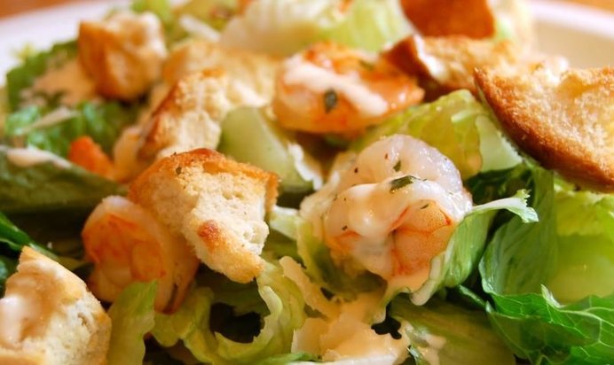 Салат Цезарь с креветками