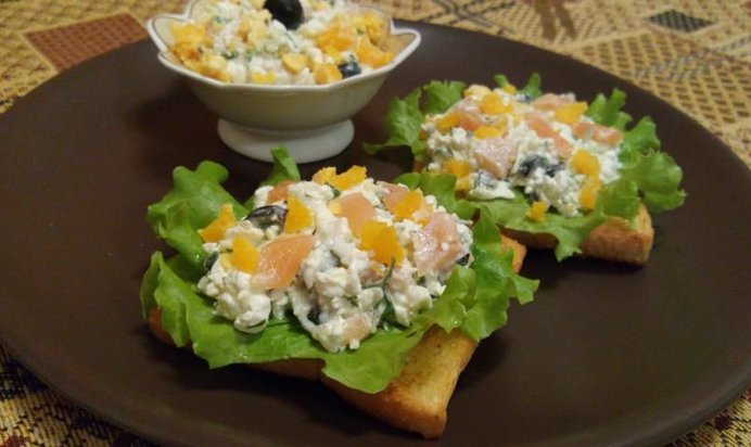 Полезные тосты с творогом и лососем