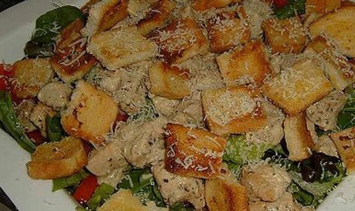 Салат Цезарь с курицей