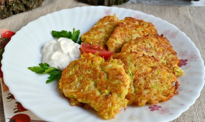 Кабачковые оладьи с морковью и овсяными хлопьями