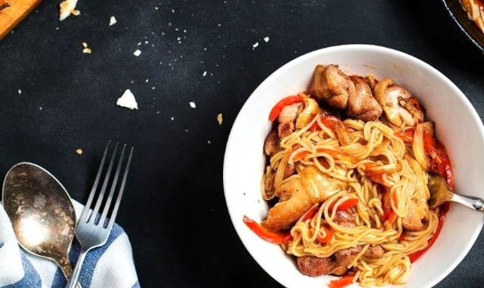 Рисовая лапша с уткой и перцем