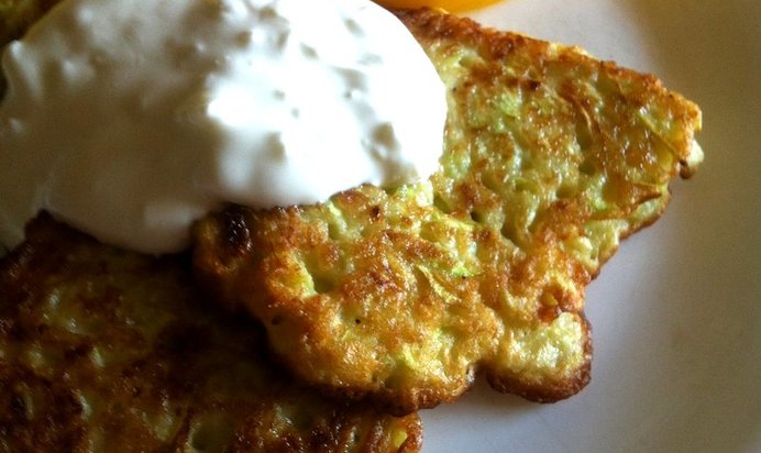 Кабачковые оладьи с чесноком и сметаной