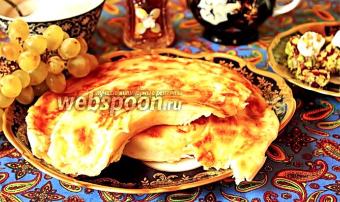 Хлебная лепёшка с сыром на сковороде