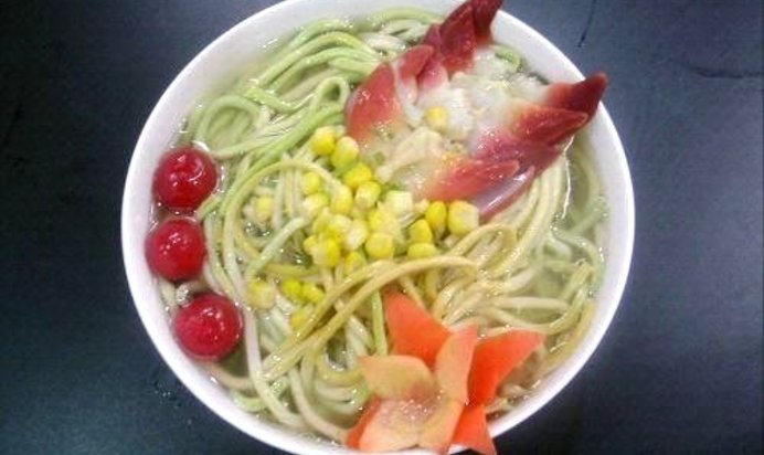 Домашняя лапша в бульоне