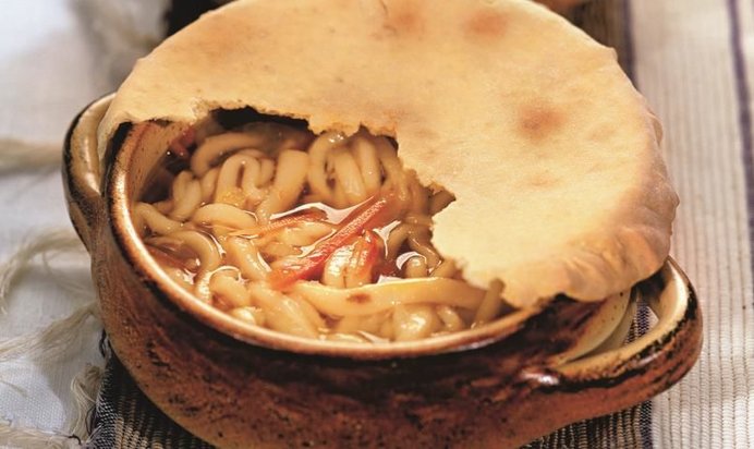 Куриный бульон с домашней лапшой в горшочке