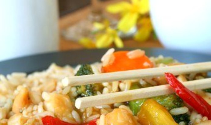 Жареные овощи с лимонной травой и базиликом в кокосовом молоке