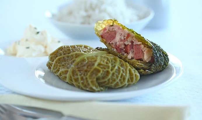 Голубцы с индейкой, охотничьими колбасками и миндалем в мультиварке