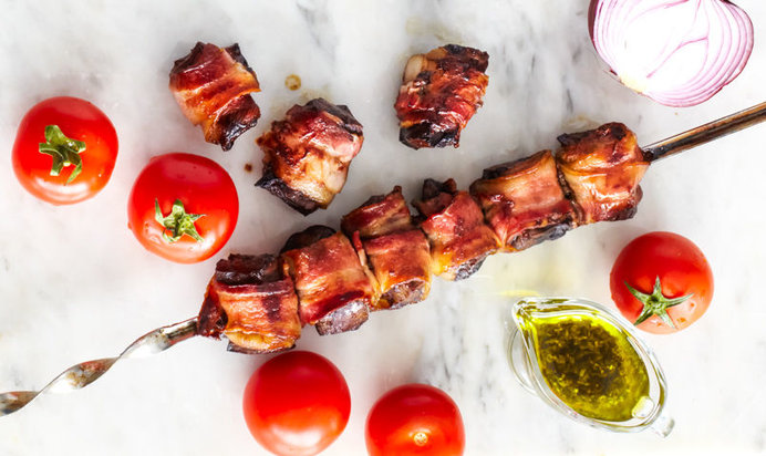 Шашлык из говяжьей печенки с беконом