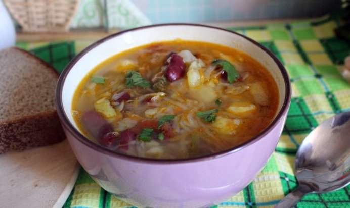 Щи из квашеной капусты с фасолью и яблоком