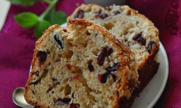 Кекс дрожжевой с вяленой клюквой и крошкой