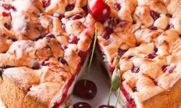 Шарлотка с вишней и яблоками