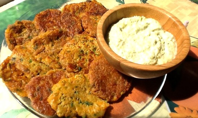 Овощные оладьи со сливочным соусом из брокколи