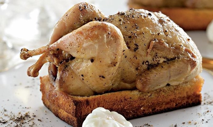 Перепелки на тостах с пошированным яйцом