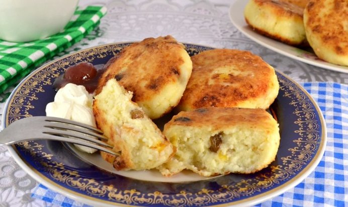 Кокосовые сырники с изюмом и курагой