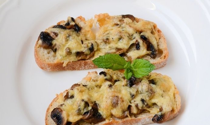 Запеченные бутерброды с грибами