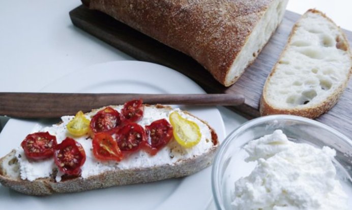 Брускетта с томатами и рикоттой